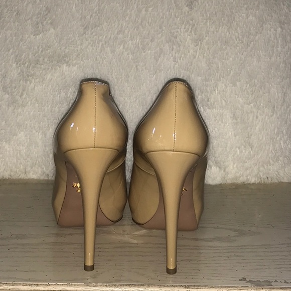 PRADA. Cream Patent leather platform pump - Picture 4 of 8